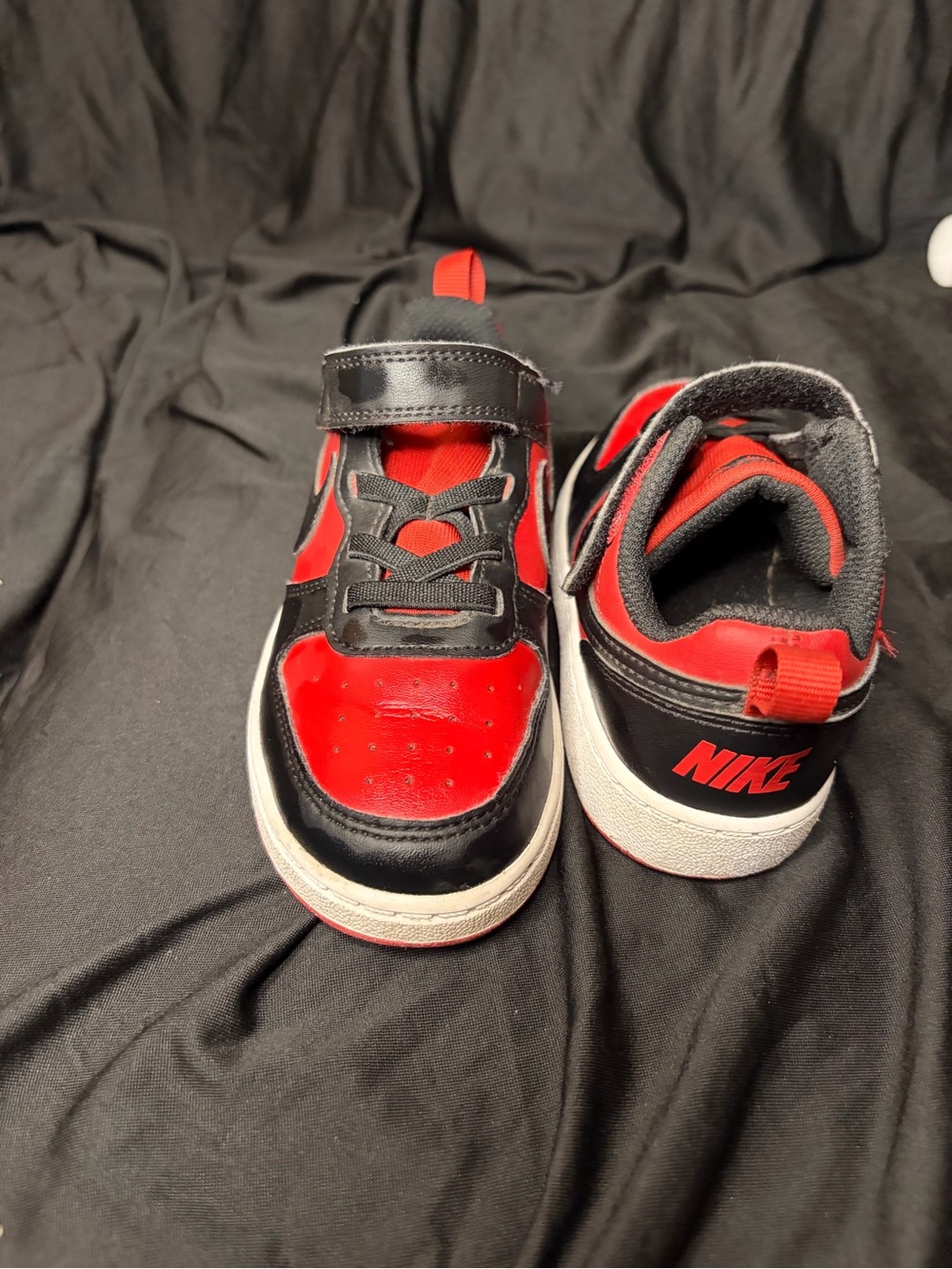 Nike Kids Black and Red Low-Top Sneakers